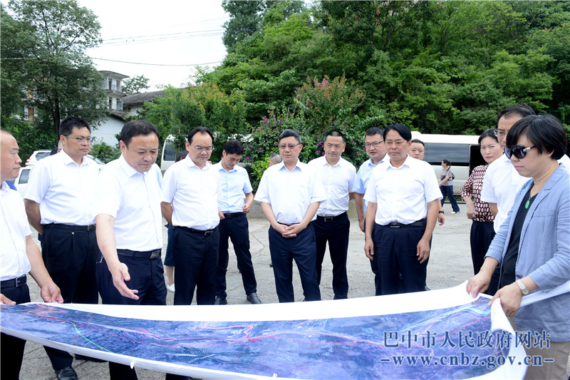 何平:用心用情推进好项目 确保按期完成建设任务_巴中