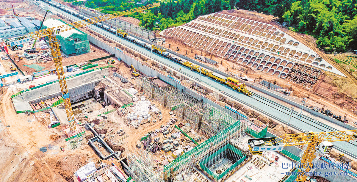 汉巴南铁路:恩阳站完成单线铺轨 巴中段铺轨里程过半